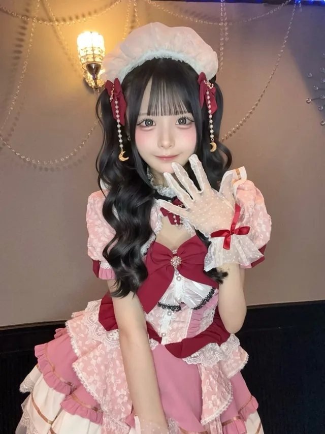 ピンクのメイド服姿で撮影した写真